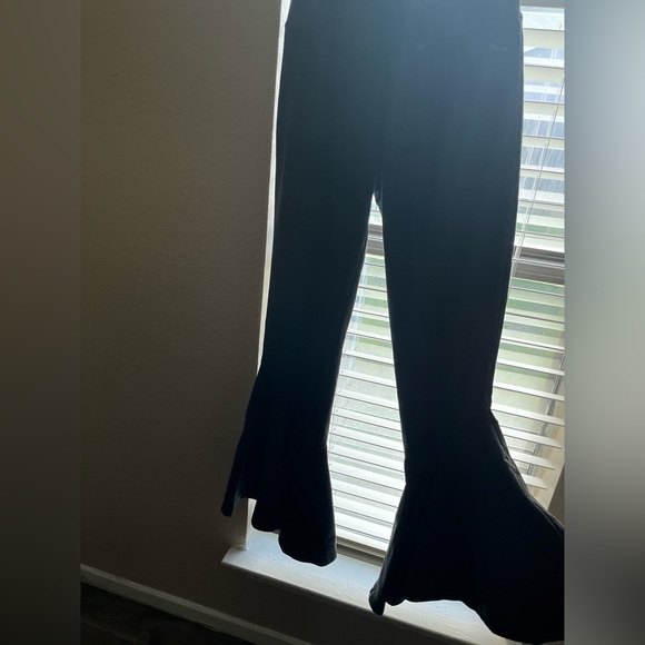 Earthbound stretchy bell bottoms 🫶 I loveeee these pants but they’re too long - Picture 2 of 3